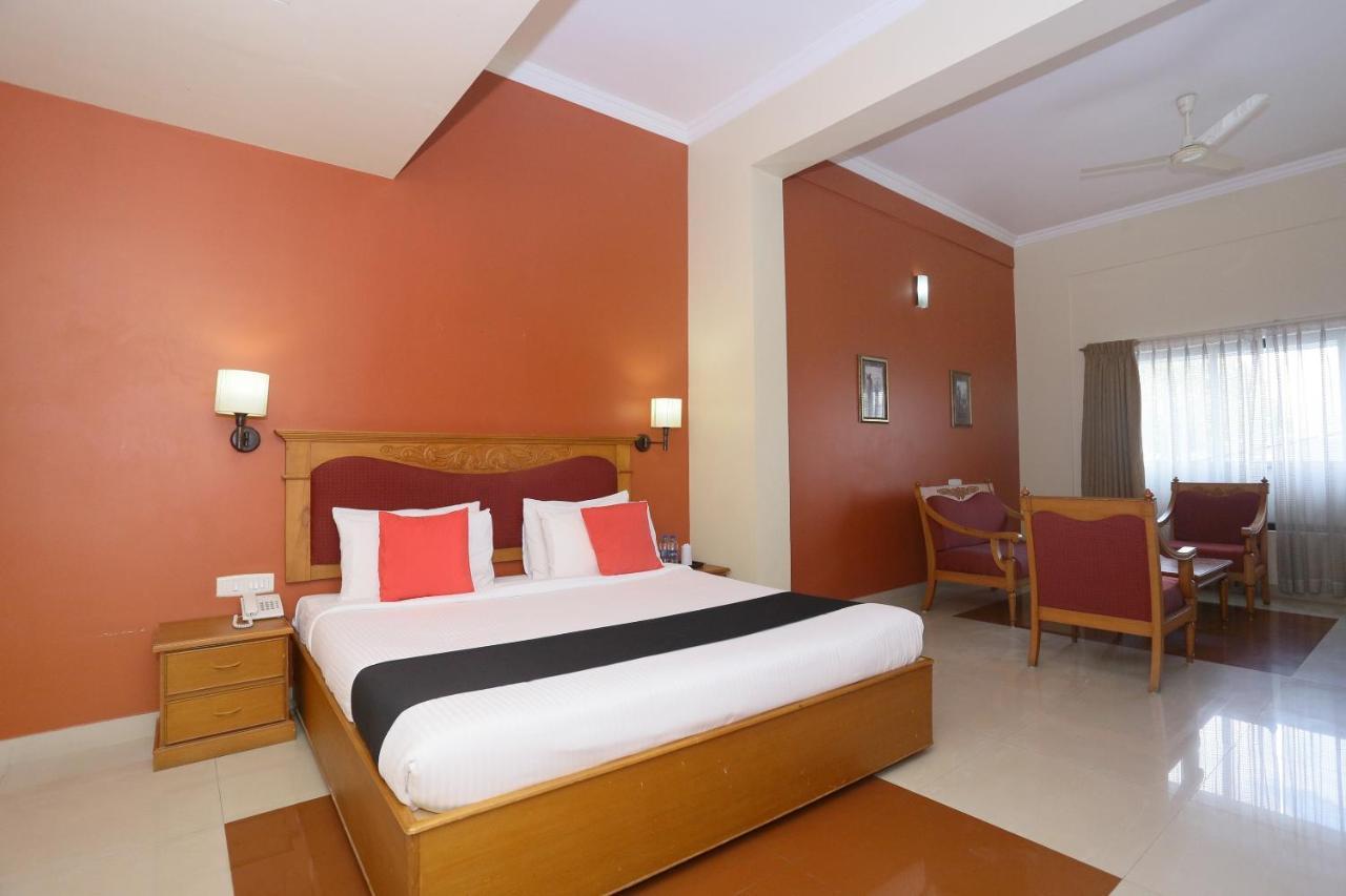 Capital O 45944 Club 7 Otel Tiruvalla Dış mekan fotoğraf