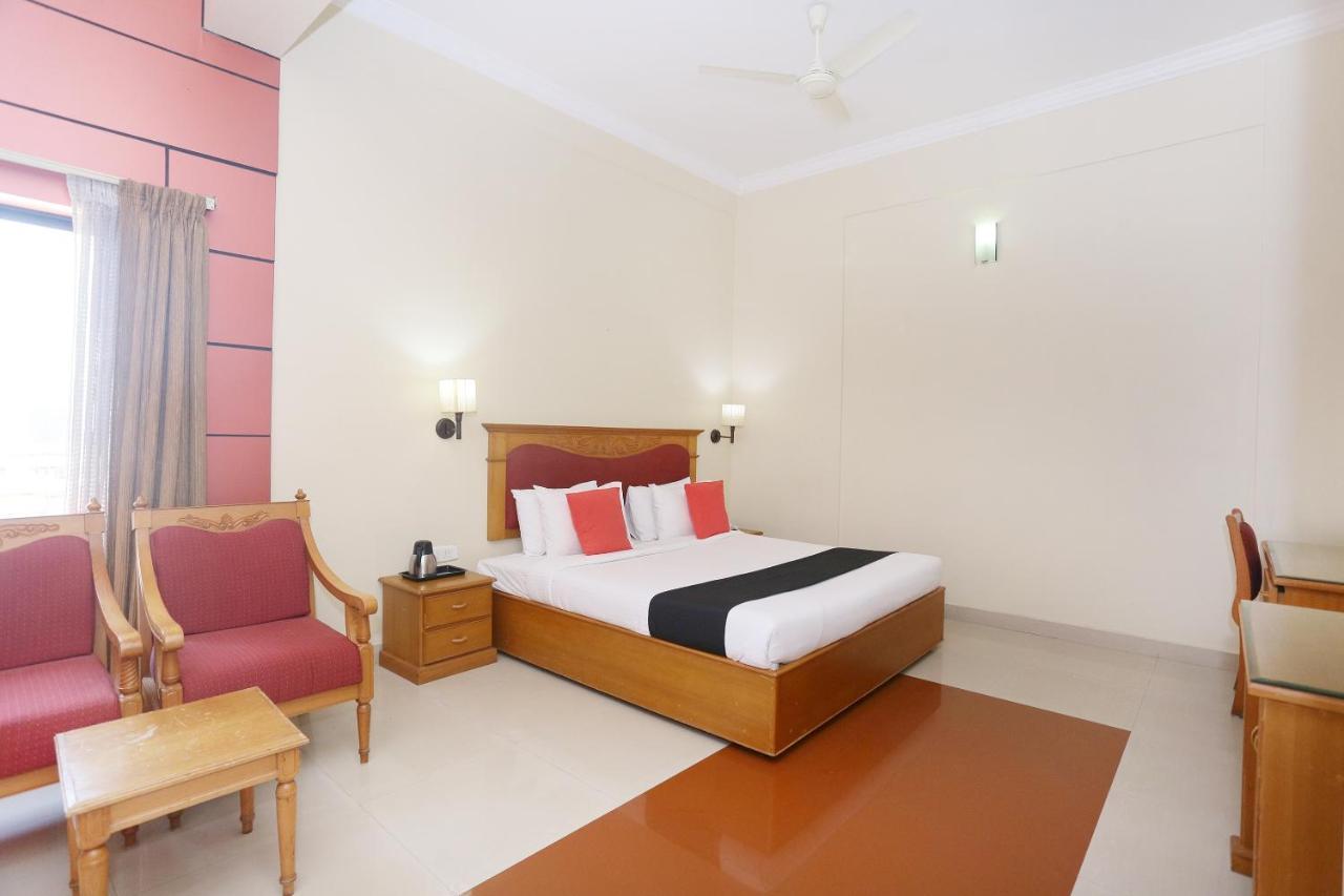 Capital O 45944 Club 7 Otel Tiruvalla Dış mekan fotoğraf